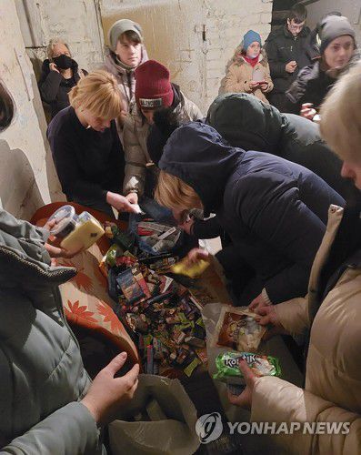 구호품 받는 체르니히우 시민들[EPA 연합뉴스 자료사진. 재판매 및 DB 금지]
