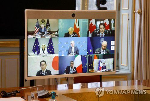 러시아의 우크라 침공 대응 화상 회의 중인 G7 정상들(파리 AFP=연합뉴스) 지난달 24일(현지시간) 프랑스 파리 엘리제궁의 에마뉘엘 마크롱 프랑스 대통령 집무실에 설치된 모니터에 비치는 주요 7개국(G7) 화상회의 화면.  2022.2.25 alo95@yna.co.kr