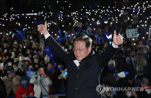 인사하는 이재명(서울=연합뉴스) 더불어민주당 이재명 대선 후보가 8일 저녁 서울 중구 청계광장에서 열린 '국민의 꿈이 이재명의 꿈입니다' 서울 집중 유세에서 지지자와 시민들에게 인사하고 있다. 2022.3.8 [국회사진기자단] uwg806@yna.co.kr
