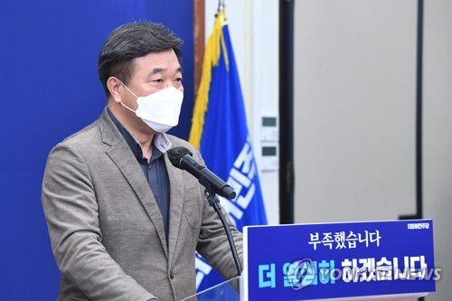 윤호중, 비대위원 인선안 발표(서울=연합뉴스) 백승렬 기자 = 더불어민주당 윤호중 비상대책위원장이 13일 국회 당 대표실에서 'n번방 추적단 불꽃' 활동가 출신인 박지현 여성위원회 부위원장을 공동위원장으로 하는 내용의 비상대책위원회 인선안을 발표하고 있다. 2022.3.13 srbaek@yna.co.kr