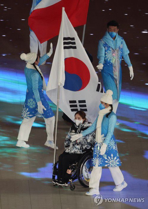 [패럴림픽] 태극기 입장(베이징=연합뉴스) 김주성 기자 = 13일 오후 중국 베이징 국립경기장에서 열린 2022 베이징 동계패럴림픽 폐회식에서 대한민국 선수단의 기수인 휠체어컬링 대표팀의 리드 백혜진이 태극기를 들고 입장하고 있다.      대한민국 선수단은 6개 전 종목에서 열전을 벌였지만 메달을 획득하지는 못했다. 2022.3.13 utzza@yna.co.kr