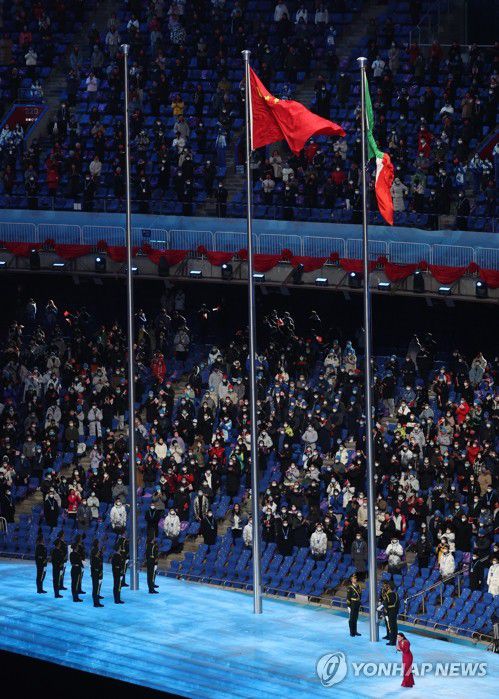 [패럴림픽] 다음 개최국은 이탈리아(베이징=연합뉴스) 김주성 기자 = 13일 오후 중국 베이징 국립경기장에서 열린 2022 베이징 동계패럴림픽 폐회식에서 다음 개최국인 이탈리의 국기가 게양되고 있다. 2022.3.13 utzza@yna.co.kr