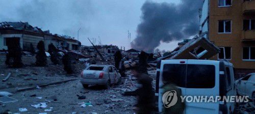 러군 공습에 초토화된 우크라 서부 야보리우 군사기지(야보리우 로이터=연합뉴스) 13일(현지시간) 러시아군의 공격을 받은 우크라이나 서부 르비우주(州) 야보리우 군사기지 내 건물과 차량들이 파괴된 가운데 검은 연기가 솟아오르고 있다.  [제3자 제공. 재판매 및 DB 금지] 2022.3.14 leekm@yna.co.kr