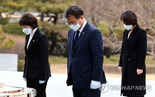 현충원 참배하는 윤호중(서울=연합뉴스) 더불어민주당 윤호중 비상대책위원장이 14일 오전 서울 동작구 국립서울현충원을 참배하고 있다. 2022.3.14 [국회사진기지단] uwg806@yna.co.kr