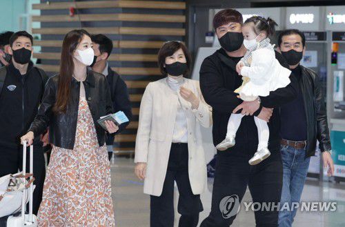 가족과 함께 출국하는 류현진(영종도=연합뉴스) 한종찬 기자 = 토론토 블루제이스의 류현진이 14일 인천국제공항 제2터미널에서 아내 배지현 전 아나운서, 딸과 함께 출국하고 있다. 2022.3.14 saba@yna.co.kr