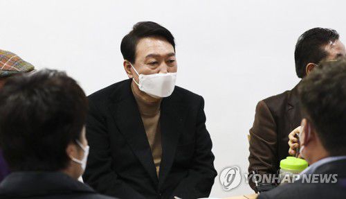 남대문 시장 상인회 회장단과 식사하는 윤석열 당선인(서울=연합뉴스) 윤석열 대통령 당선인이 14일 당선 이후 첫 외부 공식일정으로 서울 남대문 시장을 찾아 상인회 회장단과 간담회를 마친 뒤 식당에서 함께 식사를 하고 있다. 2022.3.14 [국회사진기자단] toadboy@yna.co.kr