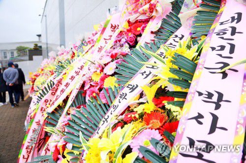 '박근혜 전 대통령 사저 찾은 지지자들'(대구=연합뉴스) 박세진 기자 = 14일 대구 달성군 유가읍 쌍계리 박근혜 전 대통령 사저 앞에 지지자들의 방문이 이어지고 있다. 2022.3.14 psjpsj@yna.co.kr