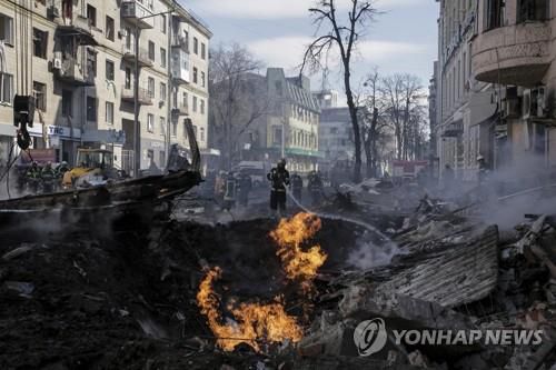 러군 로켓공격 뒤 화재 진압 나선 우크라 소방관들(하르키우 AP=연합뉴스) 우크라이나 소방관들이 14일(현지시간) 러시아군의 로켓 공격으로 화재가 발생한 하르키우(하리코프)의 한 아파트 단지에서 진화작업에 나서고 있다. 우크라이나 제2도시 하르키우에서는 이날 러시아군의 격렬한 공격이 이어졌다. 2022.3.15     alo95@yna.co.kr (끝)