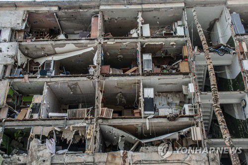 2022년 3월 13일 우크라이나 하르키우의 한 아파트가 포격으로 파손된 모습. [AP 연합뉴스자료사진 재판매 및 DB 금지]