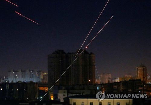 2022년 3월 14일 우크라이나 키이우(키예프) 상공에 러시아군 무인기를 격추하려는 우크라이나군 병사들의 총탄 궤적이 그려지고 있다. [로이터 연합뉴스자료사진, 재판매 및 DB 금지]