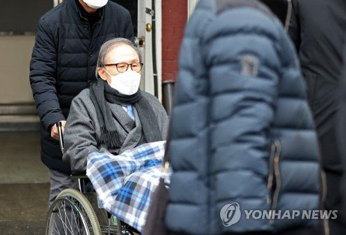 안양교도소로 향하는 이명박 전 대통령(서울=연합뉴스) 류영석 기자 = 사진은 서울동부구치소 수감 도중 기저질환 치료를 위해 50여일 간 병원에서 치료를 받은 이명박 전 대통령이 지난해 2월 10일 서울 종로구 서울대학교병원에서 퇴원, 안양교도소로 가는 호송차로 향하고 있는 모습. [연합뉴스 자료사진]