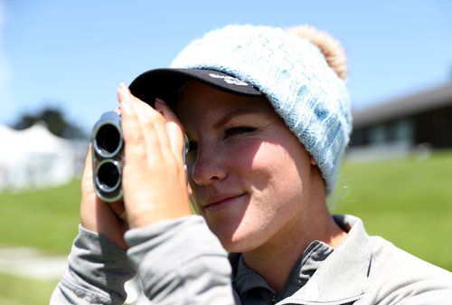 거리 측정기를 사용하는 골퍼.  [미국여자프로골프협회(LPGA) 제공. 재판매 및 DB 금지] photo@yna.co.kr