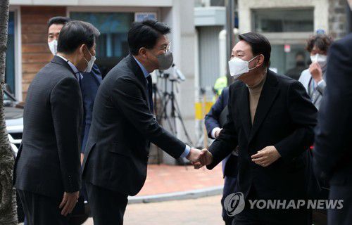 장제원 비서실장과 악수하는 윤석열 당선인(서울=연합뉴스) 윤석열 대통령 당선인이 14일 오전 서울 종로구 통의동 금융감독원 연수원에 마련된 당선인 집무실로 출근하며 장제원 비서실장과 악수하고 있다. 2022.3.14 [국회사진기자단] uwg806@yna.co.kr