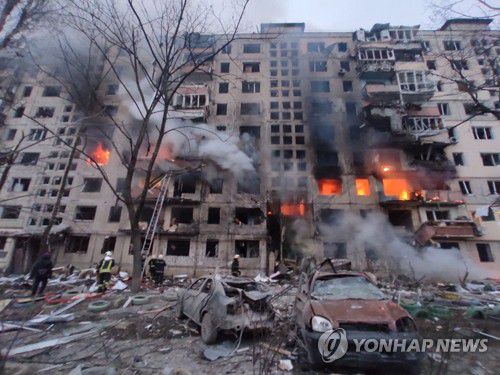 러군 무차별 공습에 불길 치솟는 우크라 수도권 아파트(키이우 AFP=연합뉴스) 14일(현지시간) 우크라이나 수도권인 키이우(키예프) 북쪽 오볼론에서 소방대원들이 러시아군의 무차별 공습을 받은 아파트의 불을 끄고 있다. 러시아군이 수도 키이우를 점령하기 위해 공세를 강화하면서 사상자와 민간 시설 피해가 급증하고 있다. [우크라이나 국가비상대응청 제공. 판매·광고 금지] 2022.3.14 sungok@yna.co.kr