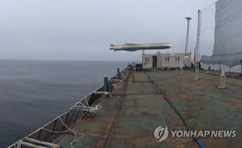 군, 초음속 순항미사일 공개  (서울=연합뉴스) 정부와 군 당국이 북한의 신형 장거리 순항미사일 시험발사 공개 이틀 만인 15일 속도가 압도적으로 빠른 초음속 순항미사일 개발에 성공한 사실을 발표했다.     국방부는 "이번에 개발된 초음속 순항미사일은 기존 (순항)미사일에 비해 속도가 빨라 적 함정의 대응이 매우 어려워짐으로써, 미사일의 생존성과 파괴력이 더 향상된다"며 "우리나라 영해에 접근하는 세력에 대해 보다 실질적으로 대응할 수 있는 핵심 전력이 될 것으로 기대된다"고 설명했다.     사진은 초음속 순항미사일 탄착 직전 모습. 2021.9.15 [국방부 제공. 재판매 및 DB금지]     photo@yna.co.kr