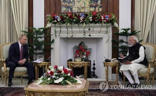 작년 12월 뉴델리에서 회담하는 모디 총리(오른쪽)와 푸틴 대통령.[EPA 연합뉴스 자료사진. 재판매 및 DB 금지]