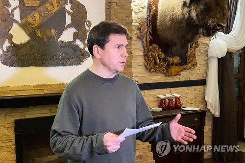 지난 3일 2차 회담 이후 미하일로 포돌랴크 우크라이나 대통령실 보좌관의 모습[타스 연합뉴스 자료사진. 재판매 및 DB금지]