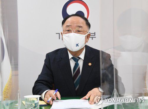 홍남기 부총리, 22년 2월 고용동향 관련 관계장관회의(서울=연합뉴스) 홍남기 부총리 겸 기획재정부 장관이 16일 정부서울청사에서 '2022년 2월 고용동향'을 주요 내용으로 관계장관회의를 주재하고 있다. 2022.3.16     [기획재정부 제공. 재판매 및 DB 금지] photo@yna.co.kr