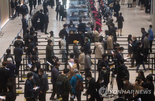 삼성전자 정기주주총회 줄 선 주주들(수원=연합뉴스) 홍기원 기자 = 16일 경기도 수원시 영통구 수원컨벤션센터에서 열린 제53기 삼성전자 정기주주총회에서 주주들이 입장하고 있다. 2022.3.16 [공동취재] xanadu@yna.co.kr