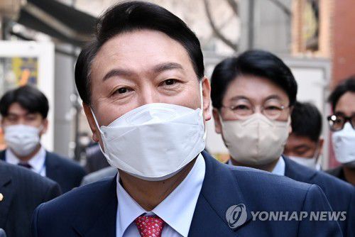 식당으로 이동하는 윤석열 당선인(서울=연합뉴스) 윤석열 대통령 당선인이 16일 오후 점심 식사를 위해 서울 종로구 통의동 집무실에서 식당으로 이동하고 있다. 2022.3.16 [국회사진기자단] toadboy@yna.co.kr