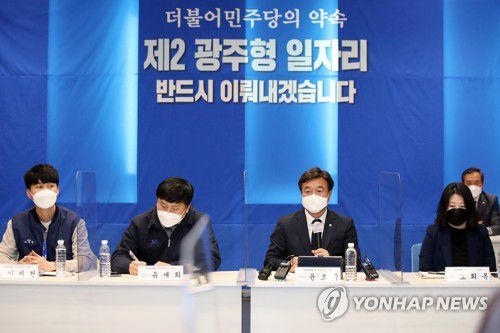 인사말 하는 윤호중 비대위원장(광주=연합뉴스) 조남수 기자 = 더불어민주당 윤호중 비상대책위원장이 16일 오후 광주 광주글로벌모터스(GGM)에서 가진 간담회에서 인사말하고 있다. 2022.3.16 iso64@yna.co.kr