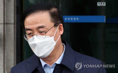 중앙선관위 떠나는 김세환 사무총장(과천=연합뉴스) 한상균 기자 = 대선 사전투표 부실관리 논란과 관련해 사의를 표명한 김세환 중앙선거관리위원회 사무총장이 16일 저녁 과천 청사를 나서고 있다. 김 사무총장은 이날 중앙선관위 직원들에게 이메일을 보내 "이번 대선에서 발생한 확진자 등 사전투표 부실관리 사태와 관련해 사무총장으로서 그 책임을 통감하고 다시 한번 머리 숙여 사죄드린다"고 밝혔다. 2022.3.16 xyz@yna.co.kr