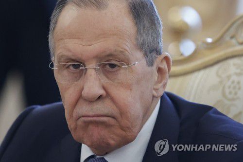 러시아 외무 "우크라와 합의 희망 있어…중립국화 논의"(모스크바 AP=연합뉴스) 세르게이 라브로프 러시아 외무장관이 16일(현지시간) 모스크바에서 메블뤼트 차우쇼을루 터키 외무장관과의 회담에 참석하고 있다. 라브로프 장관은 이날 러시아 매체 RBC 인터뷰에서 우크라이나와의 평화협상이 쉽지 않지만 타협의 희망이 있다고 평가했다. 그는 그러면서 우크라이나의 중립국화가 진지하게 논의되고 있다고 밝혔다. 2022.3.16 leekm@yna.co.kr