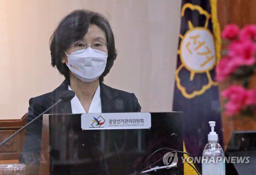 노정희 선관위원장 "앞으로 더 잘하겠다"…사퇴요구 사실상 거부(과천=연합뉴스) 박동주 기자 = 노정희 중앙선거관리위원회 위원장이 지난 7일 경기도 과천시 중앙선관위에서 열린 제20대 대통령선거 사전투표 부실 관리 논란과 관련한 긴급위원회 전원회의에 참석하고 있다.  [공동취재] pdj6635@yna.co.kr