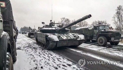 우크라 수도 키이우로 진격하는 러시아군 탱크 행렬(키이우 AFP=연합뉴스) 러시아 국방부가 지난 7일(현지시간) 공개한 영상 사진에 러시아 탱크부대가 우크라이나 수도 키이우(키예프) 지역으로 진격하는 모습이 보인다. [러시아 국방부 제공. 판매 및 광고 금지] 2022.3.8 leekm@yna.co.kr