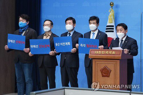 "대통령 집무실 용산 이전 계획 즉각 철회하라!"(서울=연합뉴스) 이정훈 기자 = 더불어민주당 국방위원회 위원들이 17일 오후 국회 소통관에서 '대통령 집무실 국방부 청사 이전 추진' 관련 기자회견을 열고 용산 이전 계획을 즉각 철회할 것을 촉구하고 있다. 왼쪽부터 기동민, 홍영표, 김진표, 김민기, 김병주 의원. 2022.3.17 [국회사진기자단] uwg806@yna.co.kr