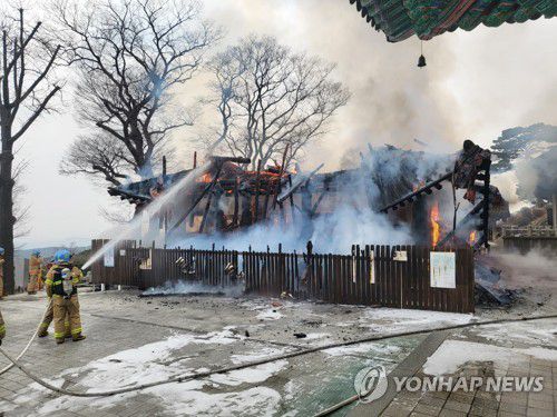 관악산 삼막사에 난 불(안양=연합뉴스) 17일 오후 경기도 안양시 만안구 석수동 관악산 내 사찰 삼막사에서 불이 났다.     사진은 화재 현장. 2022.3.17 [경기도소방재난본부 제공. 재판매 및 DB 금지] stop@yna.co.kr