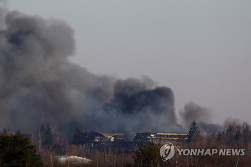 폭격받은 르비우시(르비우 로이터=연합뉴스) 18일(현지시간) 러시아군의 우크라이나 서부 도시 르비우시 폭격으로 공항 근처 건물 위로 검은 연기가 치솟고 있다. 2022.3.18 photo@yna.co.kr