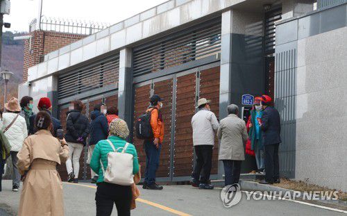 '여기가 박근혜 전 대통령 사저인가'(대구=연합뉴스) 박세진 기자 = 18일 대구 달성군 유가읍 쌍계리 박근혜 전 대통령 사저 앞이 지지자들로 북적이고 있다. 2022.3.18 psjpsj@yna.co.kr