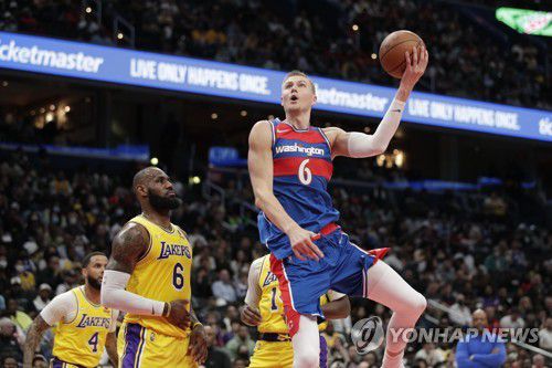 슛 시도하는 포르징기스(오른쪽)[AP=연합뉴스]