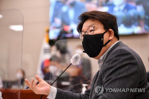 질의하는 권성동 의원(서울=연합뉴스) 하사헌 기자 = 국민의힘 권성동 의원이 25일 오후 서울 여의도 국회에서 열린 법제사법위원회 현안질의에서 박범계 법무부 장관을 상대로 질의하고 있다. 2022.2.25 [국회사진기자단] toadboy@yna.co.kr