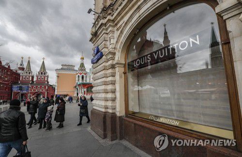서방 제재 여파로 문 닫은 모스크바의 루이뷔통 매장(모스크바 EPA=연합뉴스) 지난 7일(현지시간) 러시아 모스크바의 루이뷔통 매장이 문을 닫은 가운데 크렘린궁이 매장의 창문에 비치고 있다. 러시아가 우크라이나를 침공하자 루이뷔통, 샤넬, 프라다, 구찌 등 서방의 명품 브랜드는 제재 차원에서 러시아에서 영업을 중단하거나 제한했다. 2022.3.8 jsmoon@yna.co.kr