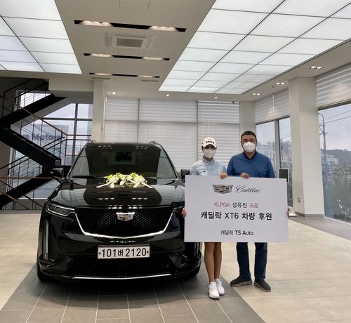 캐딜락 XT6 앞에 선 박종민 대표(오른쪽)과 성유진.[티에스오토 제공. 재판매 및 DB 금지]