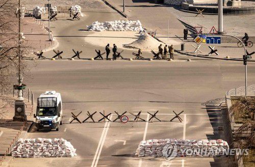 수도 키이우 도심 검문소 지키는 우크라 군인(키이우 AFP=연합뉴스) 우크라이나 군인들이 지난 15일(현지시간) 수도 키이우(키예프) 도심에 설치된 검문소를 지키고 있다. 러시아의 공격이 시작되고 20일째를 맞은 이날까지 300만 명이 넘는 우크라이나인이 고향을 등지고 피란길에 올랐다. 2022.3.16 alo95@yna.co.kr