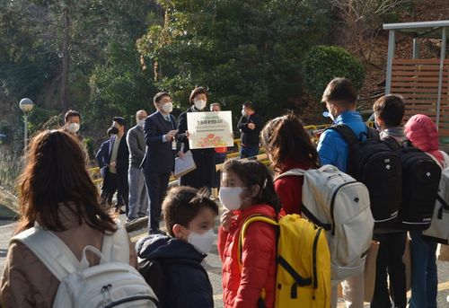 아프간 학생 등교 환영하는 노옥희 교육감(울산=연합뉴스) 김용태 기자 = 21일 오전 울산시 동구 현대중공업 옛 사택 앞에서 노옥희 울산시교육감이 동구에 정착한 아프가니스탄인 특별기여자 자녀들의 첫 등교를 환영하는 팻말을 들고 있다. 이날 특별기여자의 자녀인 유치원생 16명, 초등학생 28명, 중학생 19명, 고등학생 22명 등 85명은 첫 등교를 했다. 2022.3.21 yongtae@yna.co.kr