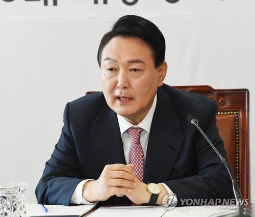 인수위 간사단 회의 주재하는 윤석열 당선인(서울=연합뉴스) 윤석열 대통령 당선인이 22일 오전 서울 종로구 통의동 대통령직 인수위원회 사무실에서 인수위 간사단 회의를 주재하고 있다. 2022.3.22 [국회사진기자단] srbaek@yna.co.kr