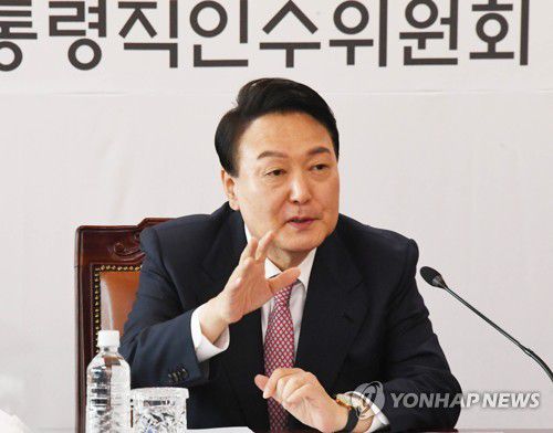 인수위 간사단 회의 주재하는 윤석열 당선인(서울=연합뉴스) 윤석열 대통령 당선인이 22일 오전 서울 종로구 통의동 대통령직 인수위원회 사무실에서 인수위 간사단 회의를 주재하고 있다. 2022.3.22 [국회사진기자단] srbaek@yna.co.kr