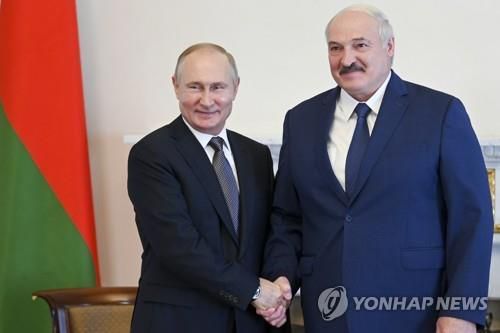 푸틴(왼쪽) 러시아 대통령과 루카셴코 벨라루스 대통령[AP 연합뉴스 자료사진. 재판매 및 DB 금지]
