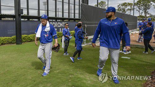 류현진(왼쪽)과 알렉 마노아[AP=연합뉴스 자료사진]