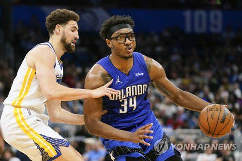 돌파 시도하는 올랜도의 웬델 카터 주니어(오른쪽)[AP=연합뉴스]
