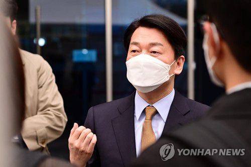 취재진 질문에 답변하는 안철수 인수위원장(서울=연합뉴스) 안철수 대통령직 인수위원장이 23일 오전 서울 종로구 통의동 대통령직인수위원회 사무실에 출근하며 취재진의 질문에 답변하고 있다. 2022.3.23 [국회사진기자단] srbaek@yna.co.kr