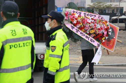 환영 화환 도착하는 박근혜 사저(대구=연합뉴스) 김현태 기자 = 23일 박근혜 전 대통령의 대구 달성군 유가읍 쌍계리 사저에 지지자들이 보낸 박 전 대통령을 환영하는 화환들이 도착하고 있다. 2022.3.23 mtkht@yna.co.kr