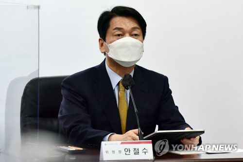 발언하는 안철수 인수위원장(서울=연합뉴스) 안철수 대통령직인수위원회 위원장이 23일 서울 종로구 통의동 대통령직인수위원회에서 열린 제2차 코로나비상대응특위 회의에서 발언하고 있다. 2022.3.23 [국회사진기자단] toadboy@yna.co.kr