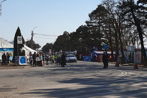 우크라이나 피란민을 맞이하는 루마니아 측 자선·구호단체 봉사자 (시레트[루마니아]=연합뉴스) 김승욱 특파원 = 23일(현지시간) 우크라이나 접경 시레트 국경검문소 앞에서 자선·구호단체 봉사자들이 우크라이나 피란민을 맞이하고 있다. kind3@yna.co.kr (끝)