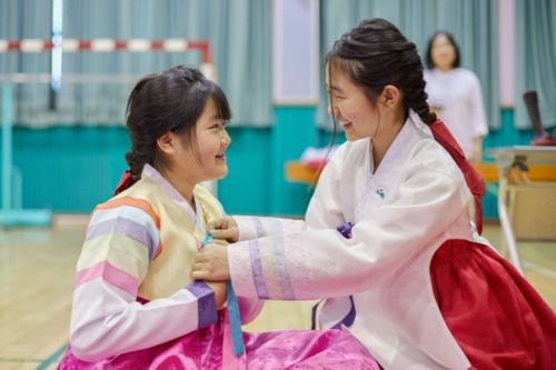 한복 입기[한국공예디자인문화진흥원 제공. 재판매 및 DB 금지]