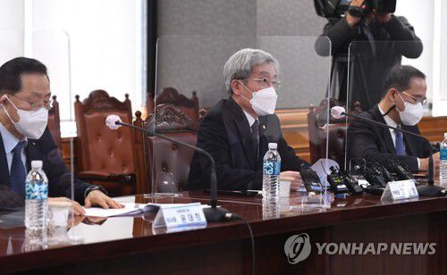 만기연장·상환유예 조치 연장 관련 금융업권협회장 간담회(서울=연합뉴스) 임헌정 기자 = 고승범 금융위원장이 23일 오후 서울 중구 명동 은행연합회에서 열린 만기연장·상환유예 조치 연장 관련 금융위원회-금융업권협회장 간담회에서 인사말을 하고 있다. 2022.3.23 [공동취재] kane@yna.co.kr